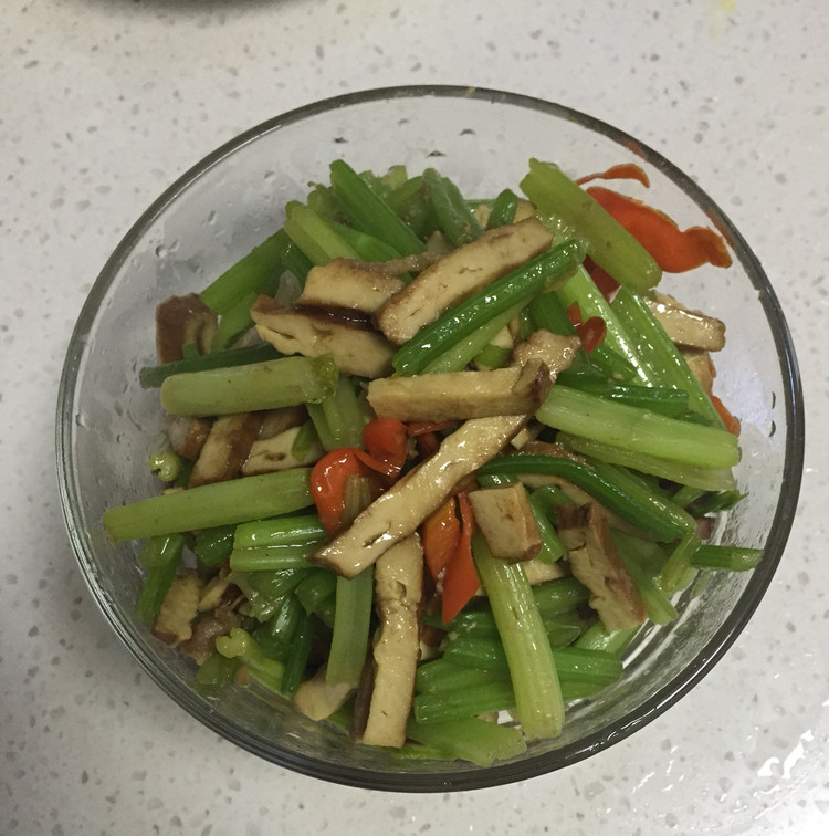 香干西芹的做法