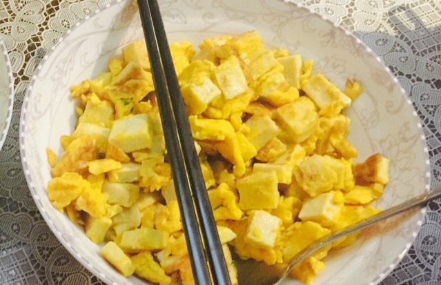 小葱豆腐炒蛋的做法图解5