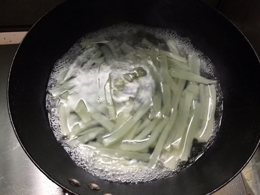 黄瓜拌凉粉的做法图解1