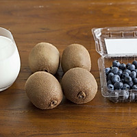 猕猴桃蓝莓奶昔的做法图解1