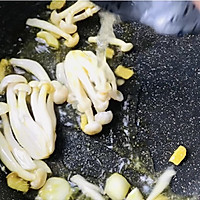 #巨下饭的家常菜#    苦瓜正当季，做个白玉菇炒苦瓜吧的做法图解7