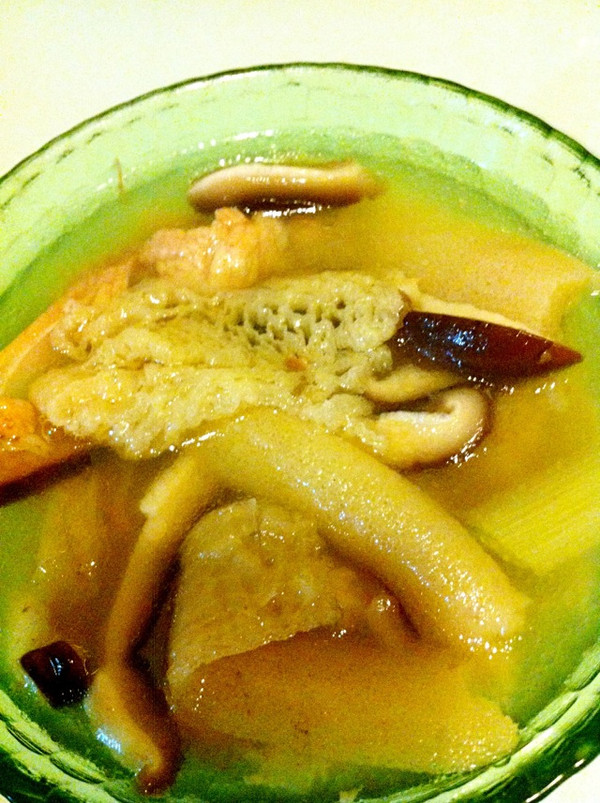 鲜美竹荪香菇汤