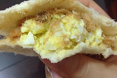 鸡蛋酸奶肉松口袋面包