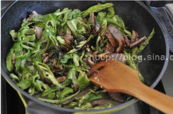 寒冷冬季里的火辣下饭菜--辣椒炒酱牛肉 的做法图解3