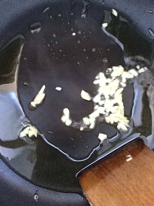 青蒜腐竹烧肉的做法图解12