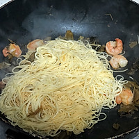 酸菜虾仁捞面的做法图解4