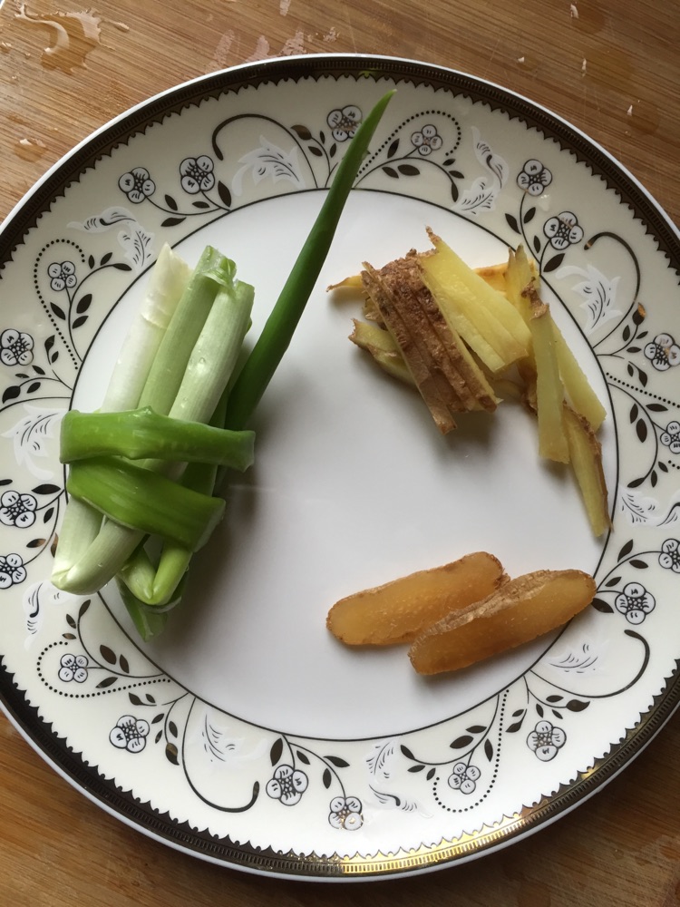 天麻干蒸鸽子的做法图解1