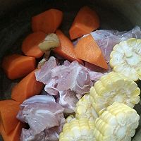 胡萝卜玉米龙骨汤的做法图解4
