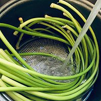 蒜苔炒香肠的做法图解1