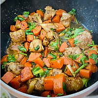 辣椒炒鸡、红萝卜炖排骨的做法图解9