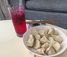 胡萝卜虾肉饺+火龙果汁的做法