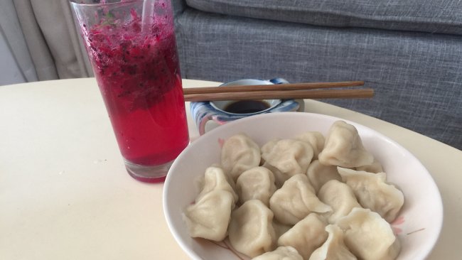 胡萝卜虾肉饺+火龙果汁的做法