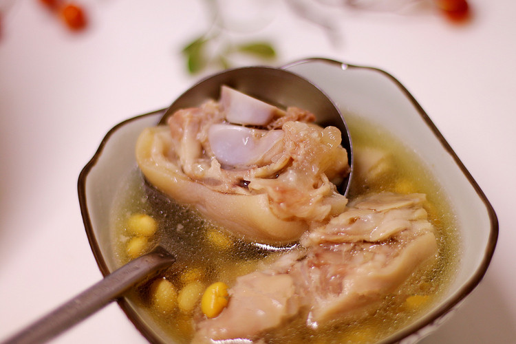 最简单的炖汤黄豆猪蹄汤的做法