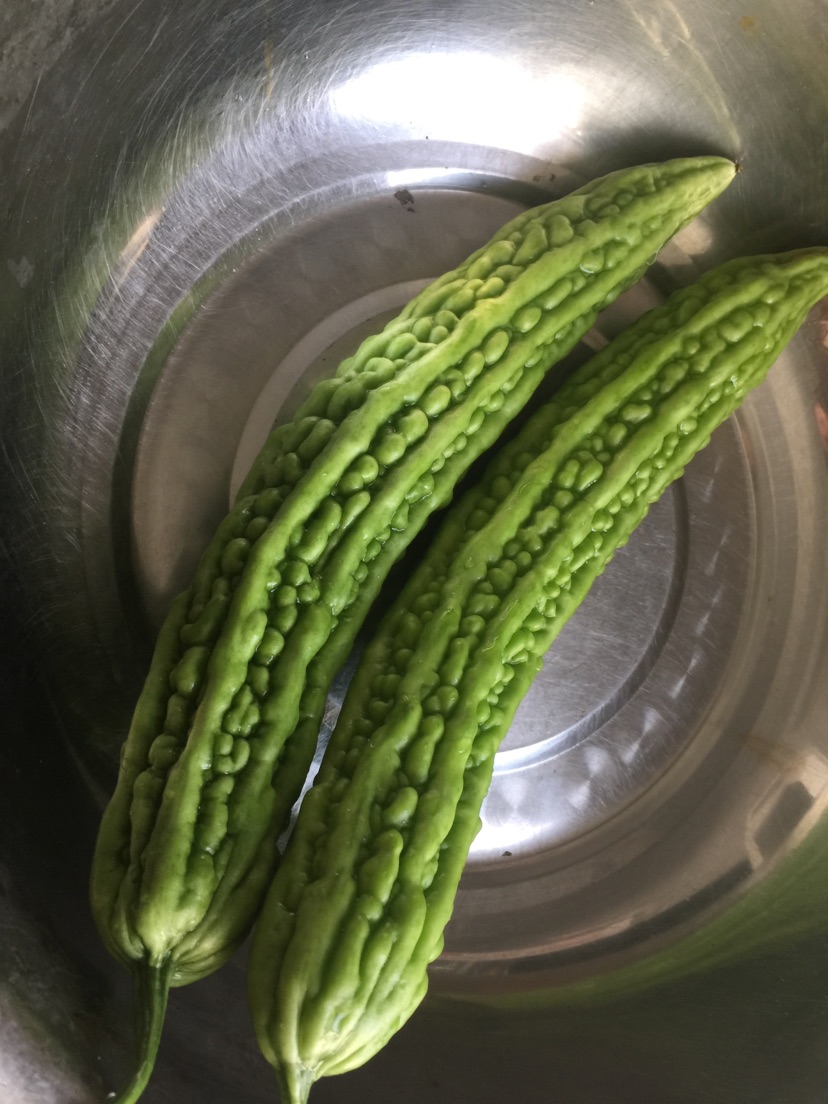 苦瓜炒鸡蛋的做法图解1
