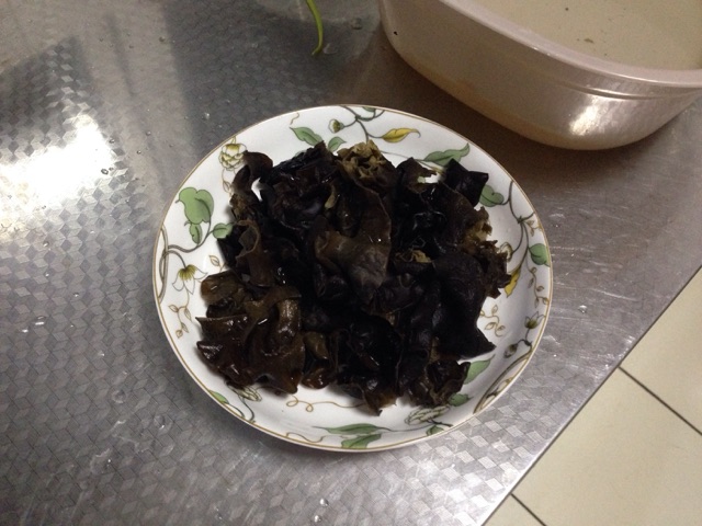 木耳蒜黄炒肉的做法图解4