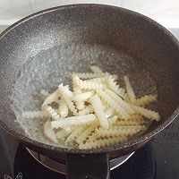 #春季减肥，边吃边瘦#麻辣鲜香酥脆土豆条的做法图解2