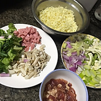 猪肉火腿肠焖面的做法图解1