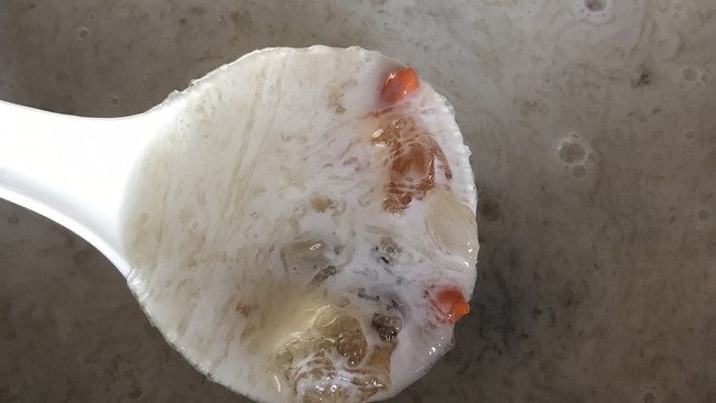 桃胶雪燕雪莲子炖牛奶的做法