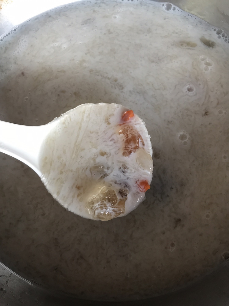 桃胶雪燕雪莲子炖牛奶的做法