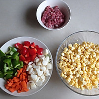 玉米青红椒炒肉丁的做法图解1