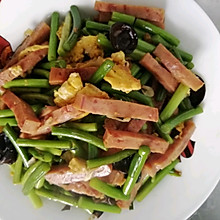 午餐肉配蒜苔鸡蛋新吃法（少油版）