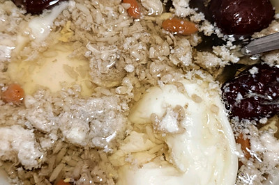 酒糟红糖枸杞大枣鸡蛋水