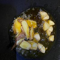 #豪吉川香美味#童年回忆：红焖黄骨鱼锅贴的做法图解4