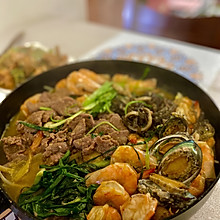 什锦酸辣海鲜牛肉锅