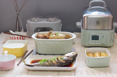 黄芪炖鸡汤+蒸肉卷+清蒸黄花鱼