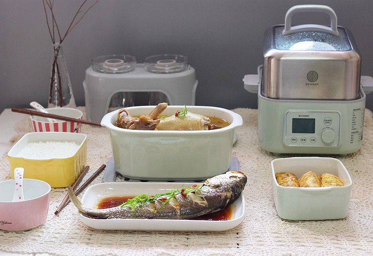 黄芪炖鸡汤+蒸肉卷+清蒸黄花鱼的做法