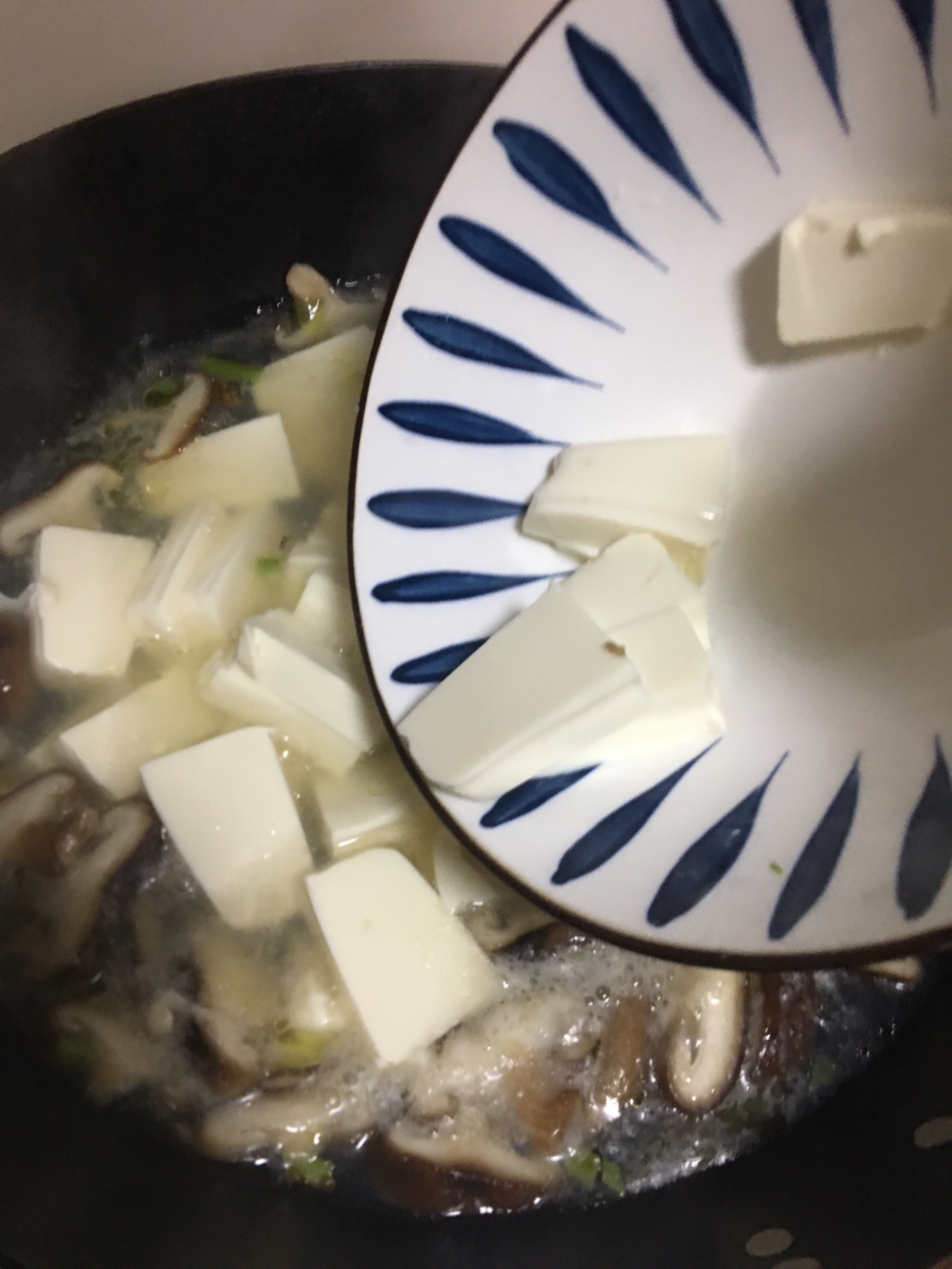 家常菜1：味噌香菇豆腐汤 - 知乎