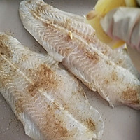 #美味烤箱菜，就等你来做！#柠香黑椒烤龙利鱼的做法图解5