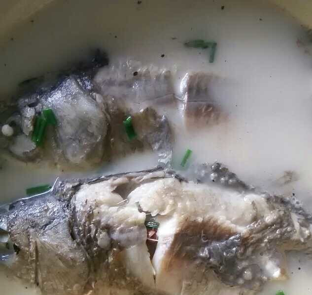 酸菜鲫鱼汤的做法