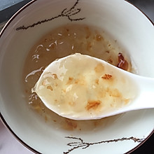 桃胶皂角米银耳糖水