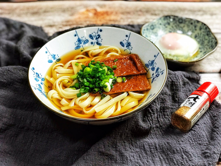 还原深夜食堂第四十七话の豆皮乌冬面～附高汤&温泉蛋的制作方法的做法