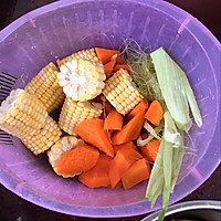鲜美玉米胡萝卜鸡汤的做法图解2