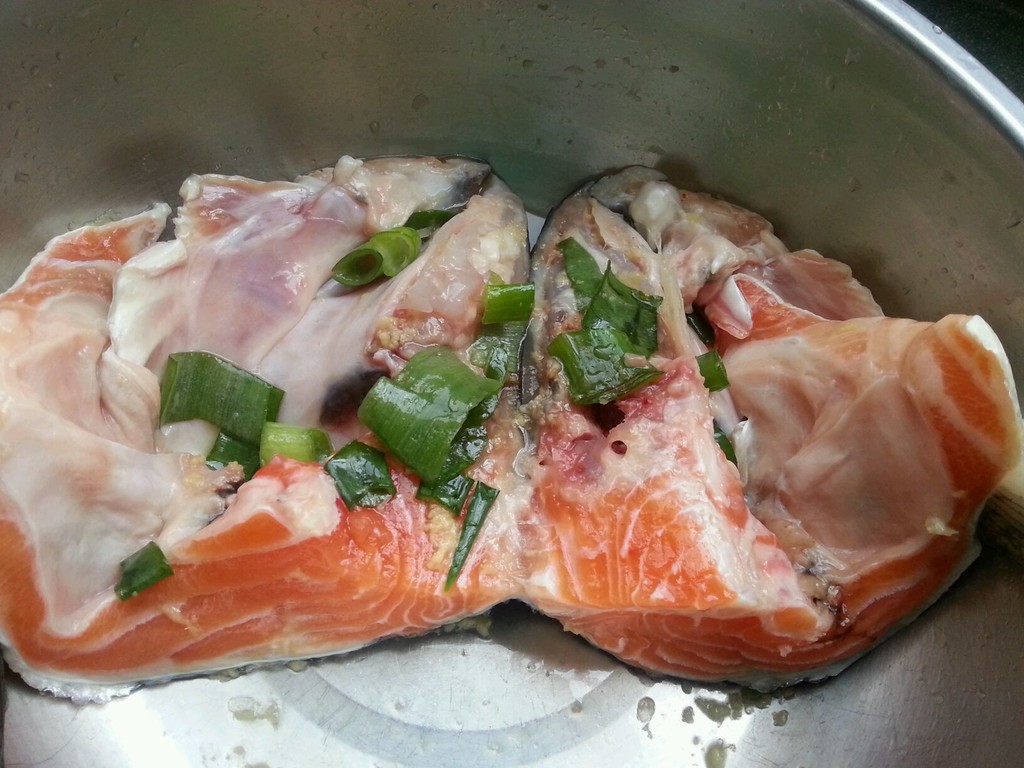 煎三文鱼头怎么做_煎三文鱼头的做法_豆果美食