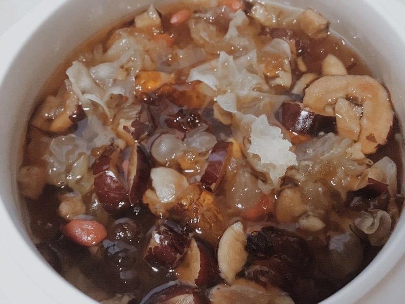桃胶皂角银耳红枣羹