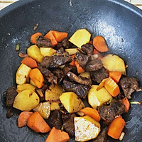 胡萝卜土豆炖牛肉的做法图解8