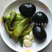 开胃凉菜～烧辣椒拌皮蛋的做法图解2