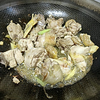 小鸡炖蘑菇的做法图解1