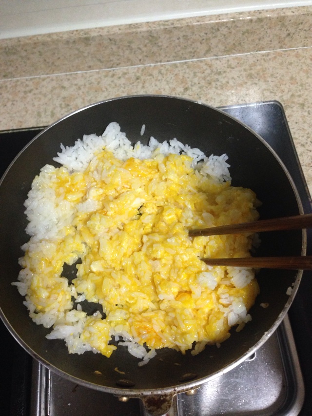 蛋炒饭炒饭简易版的做法图解3