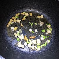 酸菜炒鸡腿肉的做法图解4