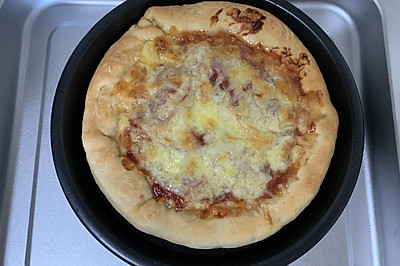 面包机揉面的卷边培根披萨