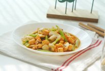 芹菜蘑菇炒挪威三文鱼#挪威三文鱼#的做法