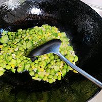 【家常菜】豌豆黄瓜玉米粒蛋炒饭的做法图解1