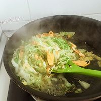 简单快手又下饭的包菜烩蛋皮的做法图解7