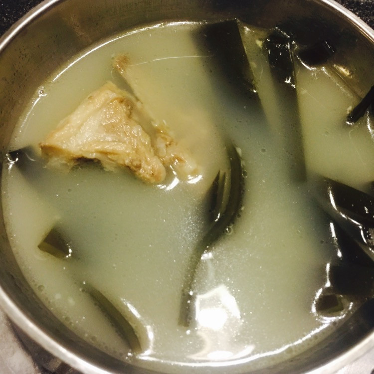除湿解暑的海带绿豆排骨汤的做法