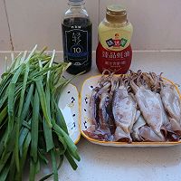 小鱿鱼炒韭菜的做法图解1