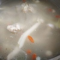 排骨海鲜菇汤的做法图解4